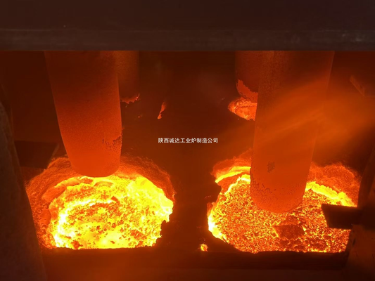 Plasma smeltoven met vier elektroden